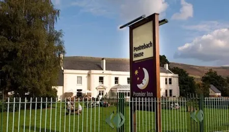 Premier Inn Merthyr Tydfil Отели в г. Сифартфа