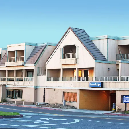 Travelodge by Wyndham Sunset-Huntington Beach Ocean Front