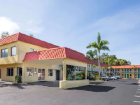 薩拉索塔速8酒店-近西耶斯特基 鄰近Ringling College of Art and Design的酒店