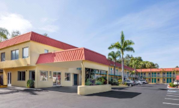 Super 8 by Wyndham Sarasota Near Siesta Key
