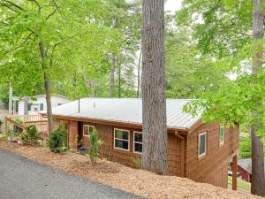 Modern Little Bear Cottage at Santeetlah Lake!