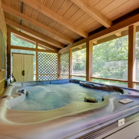 Cabin w/ Hot Tub + Fishing Pond in Del Rio!