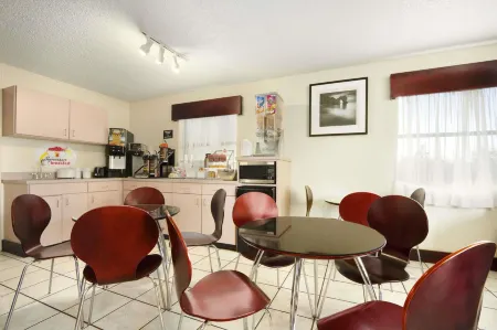 Super 8 by Wyndham Monroe