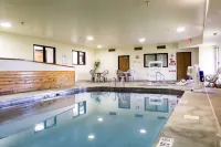 Quality Inn & Suites Watertown Near Prairie Lakes Ice Arena - Family
