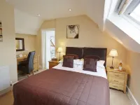 Somerville House Hotels in Thruxton