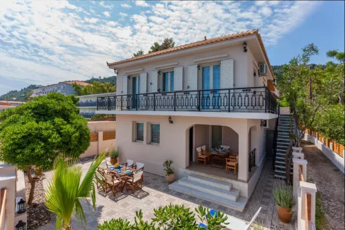Villa Elizabeth - Seafront Classic Villa!