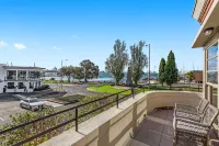 Captains Retreat Apartments and Cottages Hotels in Williamstown