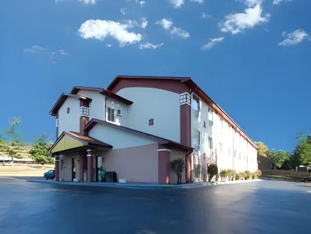 Super 8 by Wyndham Greensboro/Coliseum/Conv.