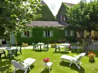 Hôtel Bien-Etre Aux Cyprès de Marquay Hôtels à : Marquay