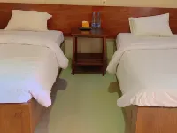 Penginapan Intan Bandara Hotele w: Katapiang