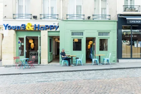 Young and Happy Latin Quarter by Hiphophostels