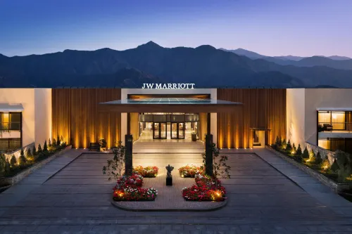 JW Marriott Mussoorie Walnut Grove Resort & Spa فنادق في Tehri Garhwal