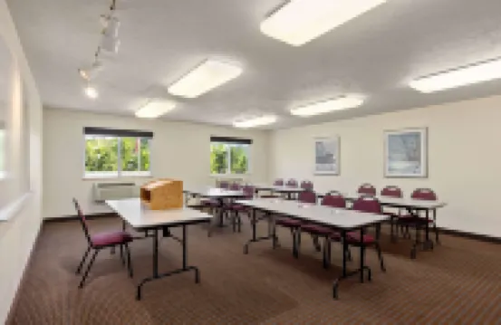 Super 8 by Wyndham Roseburg