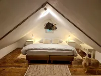 Unique Atelier House with Hottub Next to Pieterpad فنادق في Sleen