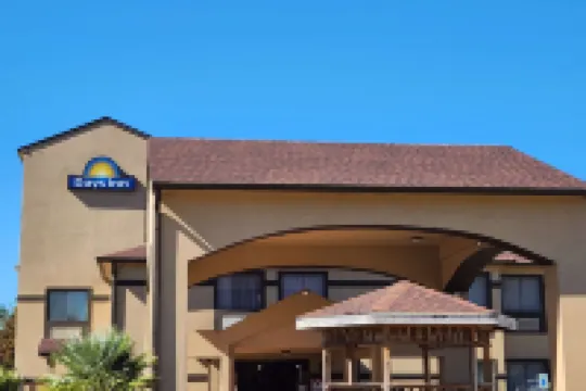Days Inn by Wyndham Lumberton - 2-Star