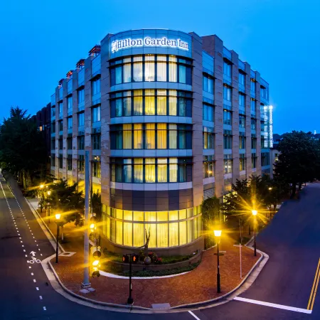 Hilton Garden Inn Alexandria Old Town National Harbor Отели рядом с достопримечательностью «Набережная Старого города»