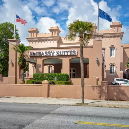 Embassy Suites by Hilton Charleston Historic District Отели рядом с достопримечательностью «Чарльстон - центр города»