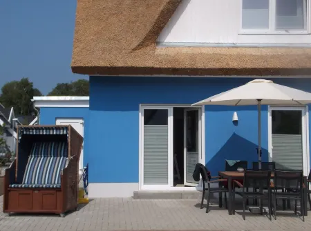 Reetkoje - thatched house with fireplace, sauna, WiFi - between Bodden and Baltic Sea Отели в г. Бреге