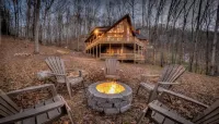 Luxury, Spacious Cabin w/ Mtn view, work office, hot-tub, arcades, Weber Grills