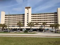Oceanfront Getaway!! Relaxing Condo on the No-Drive Beach with a Pool, Hotels in Ponce Inlet