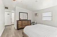 Beautiful home with heated pool, minutes away from Siesta key beach