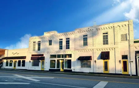 Artsy pet-friendly queen room/historic railroad inn Отели рядом с достопримечательностью «Walls of Jericho»