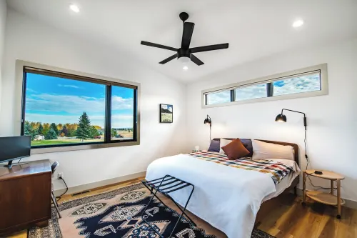 Shred Lodge - Luxurious modern home on the golf course with 180 degree views