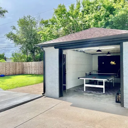Hot Tub, Fire Pit, Ping-Pong, 3 min walk to Olde Town Arvada!