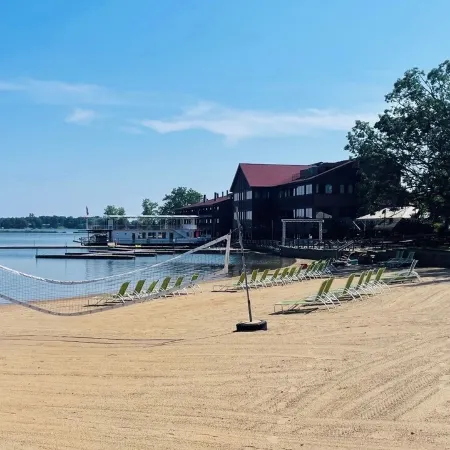 Cozy Lakeview Cabin in the heart of Breezy Point Resort