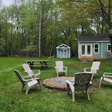 Cozy Cottage in the woods private lake access.
