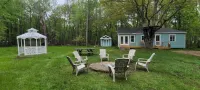 Cozy Cottage in the woods private lake access. Allegan County 호텔