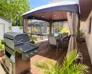 Perfect home away, modern amenities, ~ Heated Pool ~ Close to S. Venice Beach