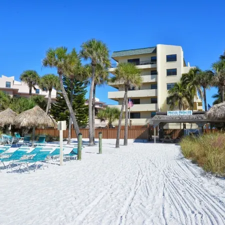 Steps to Siesta Key Beach! We Offer 3-Night Rentals! Beach Gear Included!