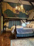 Artistic Barn: Wood Burning Hottub, Sauna and Pizza Oven