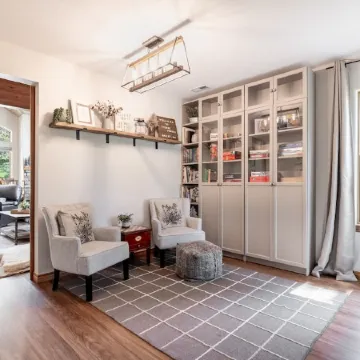 Peaceful getaway in the woods with fully fenced yard- Pet friendly!