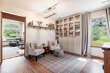 Peaceful getaway in the woods with fully fenced yard- Pet friendly!