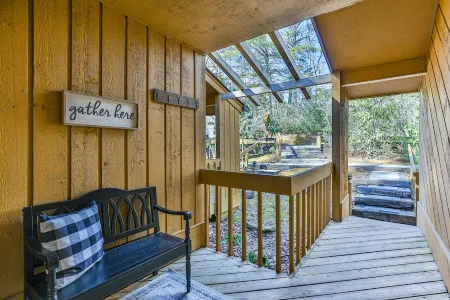 Cozy Mtn Retreat minutes from Sapphire Valley Resort. Renovated. Pet Friendly!