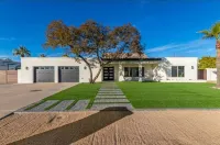 Modern Top Gun House in Arrowhead district. Heated Pool/Outdoor BBQ/Bar/Games Safeway附近的飯店