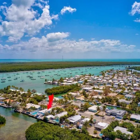 Harbor Hideaway - 3bed,2bath,50' dock, heated pool, tiki with all the amenities.