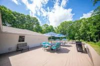 Expansive Beautiful Ranch with Pool and hot tub. Close to Beach Sleeps 20+