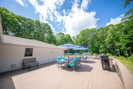 Expansive Beautiful Ranch with Pool and hot tub. Close to Beach Sleeps 20+