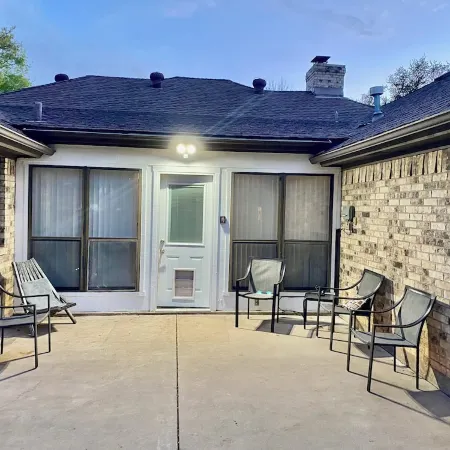 Large 4-bd 3 bath home + bonus room. Dogs are welcome w/fee. Sleeps 16+