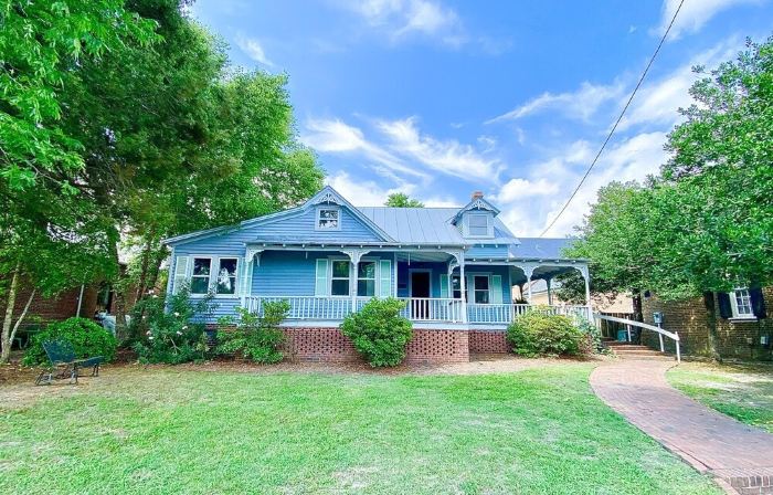 BEST location in Historic Downtown Edenton!
