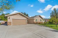 Cozy 3-bedroom house with hardwood flooring