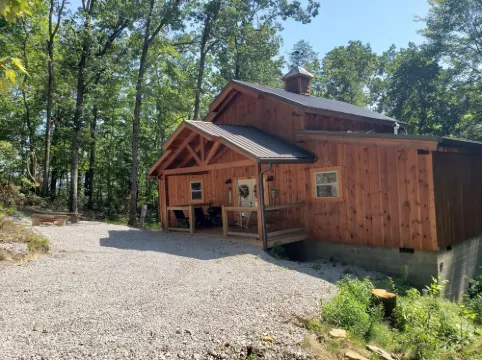 Sleepy Hollow 2-bedroom cabin with Hot Tub, WiFi near Red River Gorge