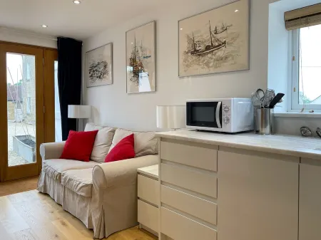 Whitley Old Garage, Whole Snug Luxury Cottage - Nr Lacock, Bath, Cotswolds