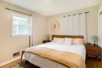 Private Brick Ranch with 2 King and 2 Queen Beds