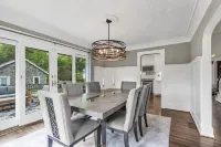 Walk to shopping, Charming Modern European cottage with huge deck