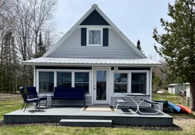 Waterfront MI Cottage on Douglas Lake between Petoskey & Mackinaw City