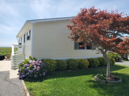 Bayfront cottage offers amazing views of the water and Assateague Island